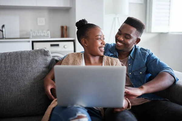 Next Episode Young Couple Using Laptop Together Sofa Home — Stockfoto