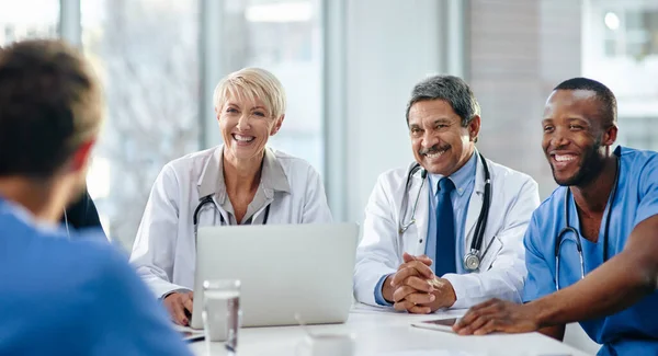 Doctors Medical Professionals Healthcare Workers Laptop Talking Meeting Planning Medicine — Stock fotografie