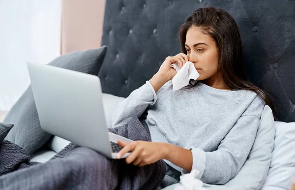 Healthcare Service Safe Distance Young Woman Using Laptop While Recovering — Photo