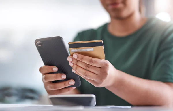 Paying Bills Bank Queues Unrecognisable Woman Using Smartphone Credit Card — Stock Fotó