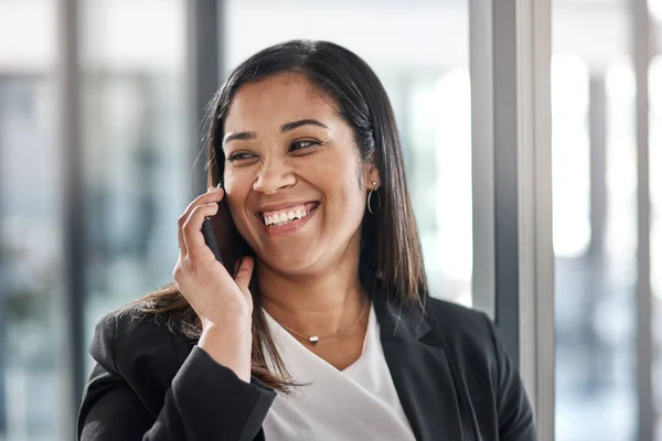 Smile Says All Young Businesswoman Talking Cellphone Office — Stockfoto