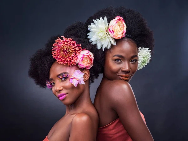 Forget Diamonds Wear Flowers Instead Two Beautiful Women Posing Together — Stockfoto
