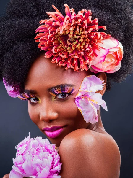 Flowers Make Everything Better Studio Shot Beautiful Young Woman Posing — 스톡 사진