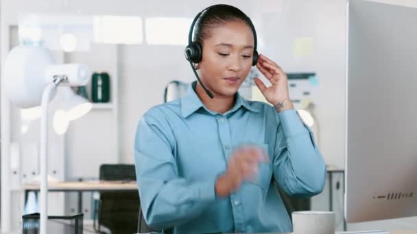 Call Center Agent Answering Online Call Consulting Videocall While Sitting — Vídeo de Stock