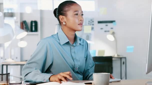 Thinking Business Woman Looking Confused While Typing Desk Office Copy — 비디오