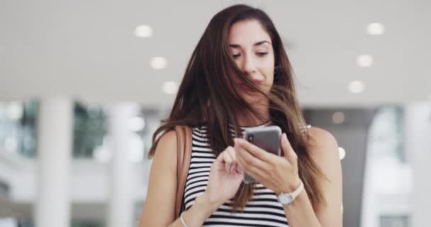 Young Business Woman Her Phone Texting She Walks Confidently Modern — Vídeo de Stock