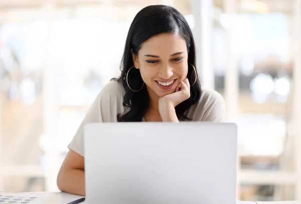 Finally Getting Somewhere Now Young Businesswoman Working Laptop Office — Fotografia de Stock