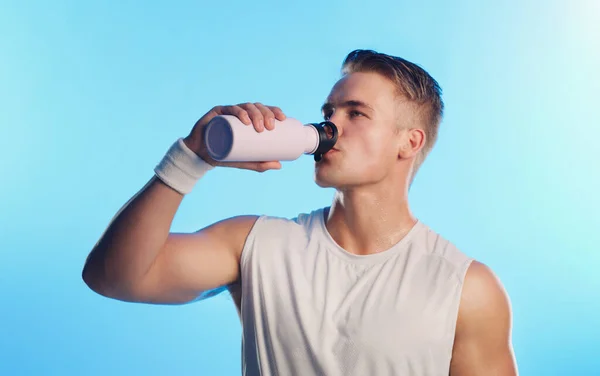 Staying Hydrated Throughout His Workout Studio Shot Handsome Young Man — Stock Fotó