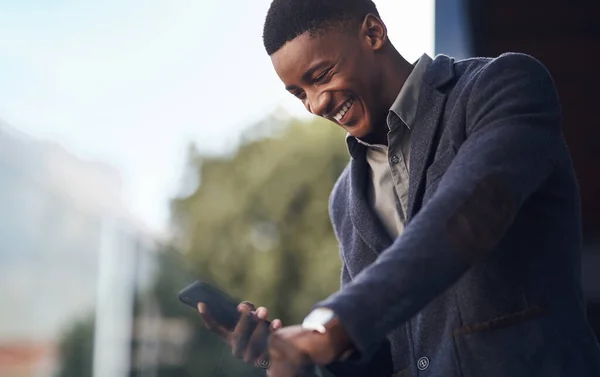 Ведення Бізнесу Посмішкою Обличчі Молодий Бізнесмен Який Використовує Мобільний Телефон — стокове фото