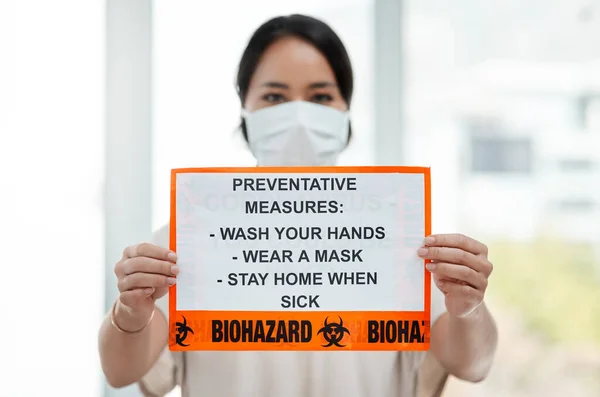 Need Reminded Daily Basis Woman Holding Sign List Covid Prevention — Stockfoto
