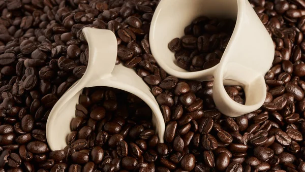 Coffee New Black Closeup Shot Two Cups Pile Coffee Beans — Foto de Stock