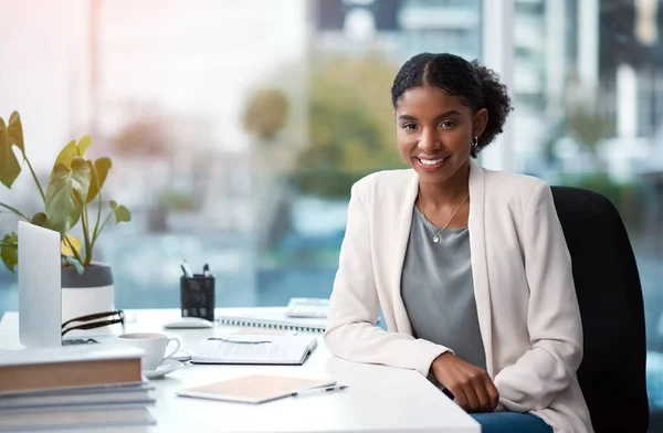 Young Confident Ambitious Business Woman Corporate Professional Looking Happy Positive — Fotografia de Stock