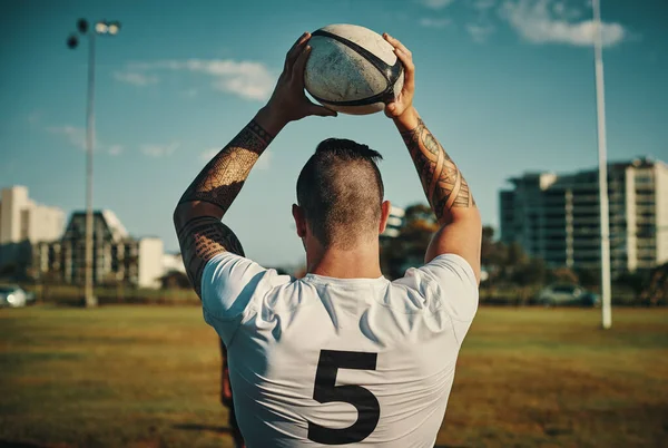 Executing Lineout Rearview Shot Unrecognizable Rugby Player Throwing Ball Lineout — Zdjęcie stockowe