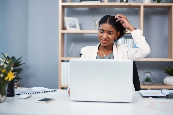 Confused Stressed Angry Business Woman Reading Email Scratching Her Head — Foto Stock