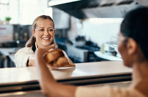 Fresh Her Customers Deserve Woman Buying Freshly Made Baguettes Bakery — Stockfoto