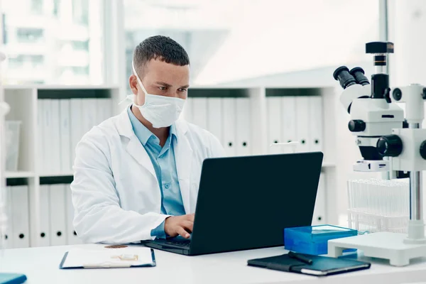 Time Ticking Find Cure Young Scientist Using Laptop While Working — Stockfoto