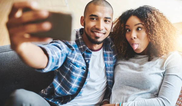 Funny Silly Couple Taking Selfie Making Goofy Face Phone Social — Foto de Stock