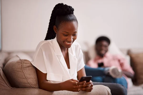 Interesting Defocused Woman Using Her Cellphone While Her Partner Sits — Fotografia de Stock