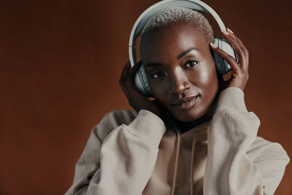 Rocking Style Way Studio Portrait Attractive Young Woman Wearing Headphones — Fotografia de Stock