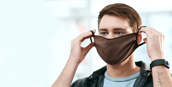 Get Your Mask You Move Young Man Putting Mask Home — Stock Photo, Image