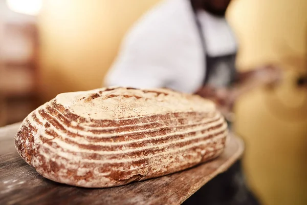 Лучшее Городе Мужчина Пекарь Удаляющий Свежеиспеченный Хлеб Духовки — стоковое фото