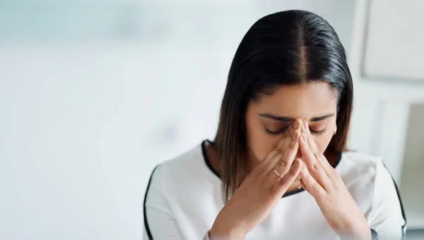 Your Workplace May Full Headache Triggers Young Businesswoman Looking Stressed — Stok Foto