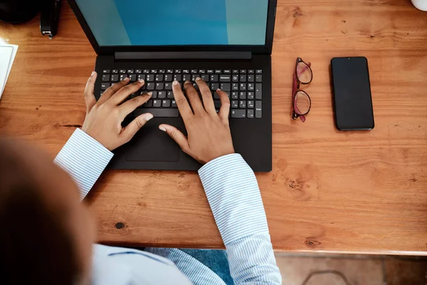 All Info Entrepreneur Needs Stay Current Businesswoman Using Laptop While — Fotografia de Stock