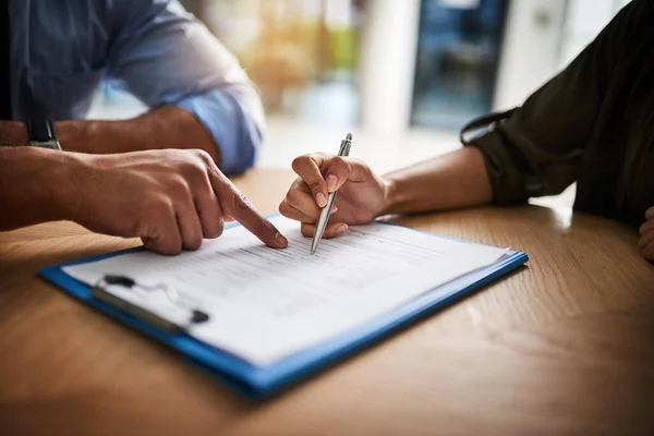 Lawyer Broker Manager Signing Contract Agreement Client Employee Financial Advisor — Stockfoto