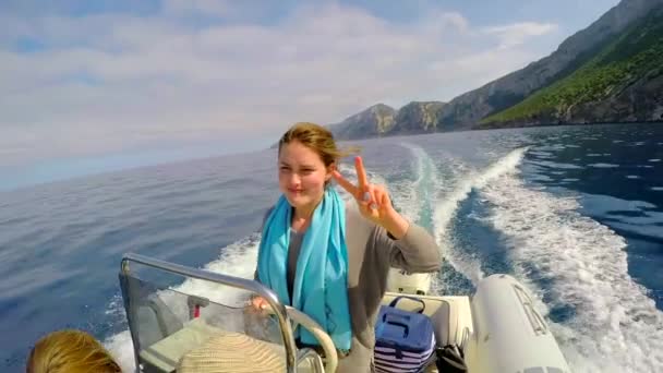 Group Friends Speed Boat Laughing Enjoying Summer Holiday Tropical Vacation — Stockvideo