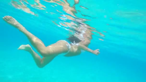 Молода Безтурботна Плаває Жінка Бікіні Морі Під Час Спокійної Літньої — стокове відео