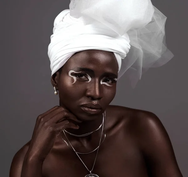 Συμβολίζει Την Αφρικανική Ομορφιά Studio Πορτρέτο Μιας Ελκυστικής Νεαρής Γυναίκας — Φωτογραφία Αρχείου