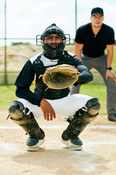 Hes Pro Catching Handsome Young Baseball Player Preparing Catch Ball — Stockfoto