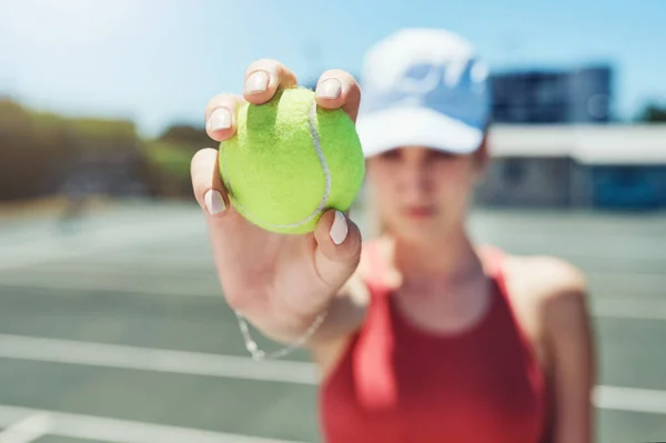 You Ready Play Unrecognizable Sportswoman Standing Alone Holding Tennis Ball — ストック写真