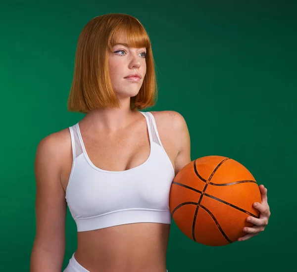 Master Your Body Attractive Young Sportswoman Standing Alone Holding Basketball — Stock fotografie