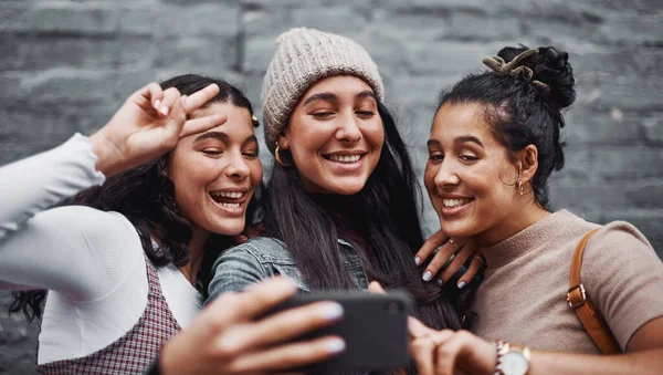 Never Run Out Moments Take Selfies Cropped Portrait Attractive Group — Fotografia de Stock
