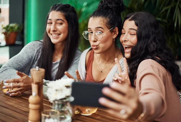 Every Moment Together Moment Worth Capturing Young Sisters Taking Selfies — Stok fotoğraf