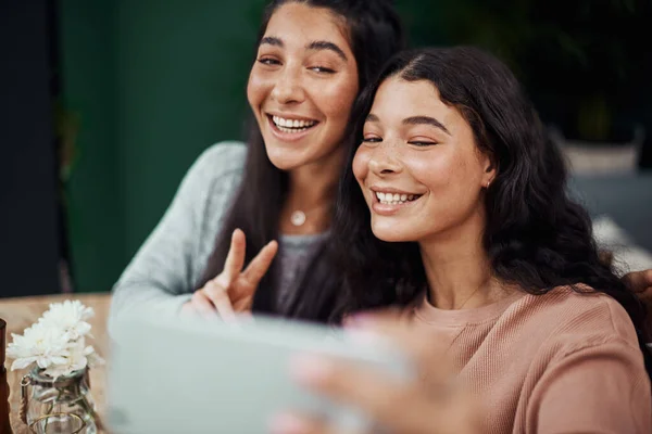 Fun Selfies Favourite Person Young Sisters Taking Selfies Together Cafe —  Fotos de Stock