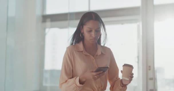 Focused Serious Powerful Business Woman Using Phone Walking Corridor Office — Vídeos de Stock