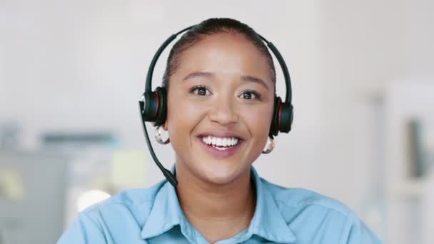 Call Center Agent Answering Talking Online Consulting Video Call While — Stockvideo