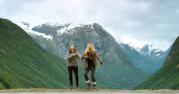 Happy Excited Hiking Friends Dancing Mountain Snow Green Hills Outdoors — Vídeo de stock