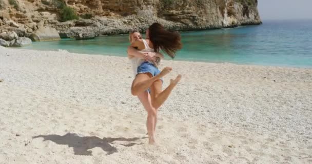 Attractive Carefree Young Women Excited Holiday Beach Getaway Laughing Enjoying — ストック動画