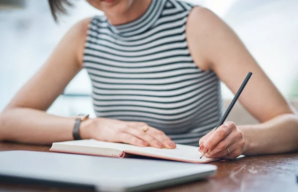 Never Regret Making Notes Important Information Unrecognizable Businesswoman Writing Her —  Fotos de Stock