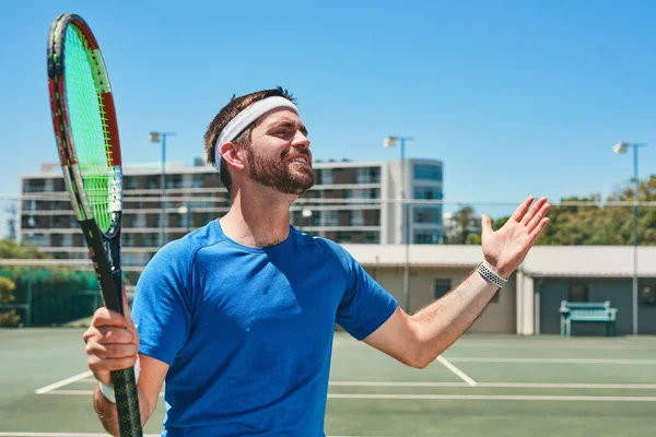 Έλα Τώρα Ένας Όμορφος Νεαρός Άνδρας Αισθάνεται Απογοητευμένος Παίζοντας Τένις — Φωτογραφία Αρχείου