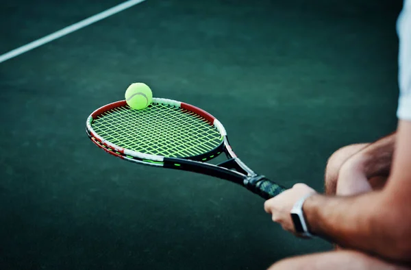 Уравнивает Свои Навыки Теннисе Крупный План Неузнаваемого Человека Держащего Теннисную — стоковое фото