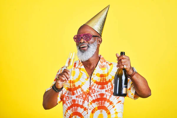 Came Here Party Funky Cheerful Senior Man Celebrating Drinking Champagne — Stockfoto