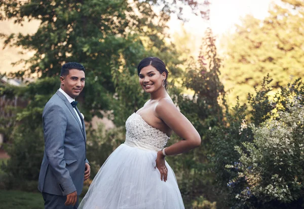 Look Stunning Special Day Young Couple Posing Wedding Day — Fotografia de Stock