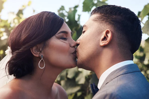 Feel Sparks Kiss You Young Couple Sharing Kiss Wedding Day — Photo