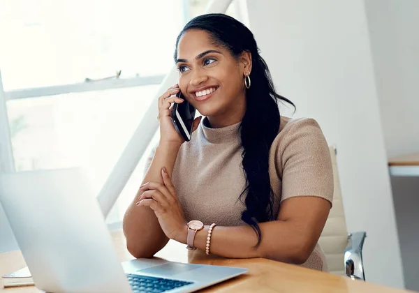 Always Connecting Clients Attractive Young Businesswoman Sitting Using Her Cellphone — Foto de Stock