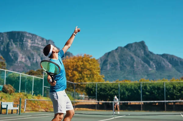 Час Цьому Спорті Молодий Тенісист Готується Подавати Тенісному Корті Відкритому — стокове фото