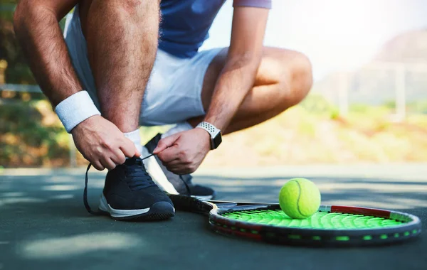 Подшитые Готовые Битве Теннисист Завязывающий Шнурки Открытом Воздухе Теннисном Корте — стоковое фото